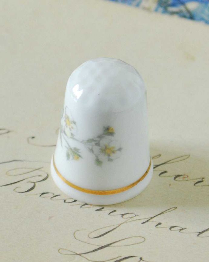 アンティーク 陶磁器の雑貨　アンティーク雑貨　ボーンチャイナのアンティークシンブル(白い花)。女性のためのアンティーク一針一針、縫うために指にはめて使われたシンブル。(k-2372-z)