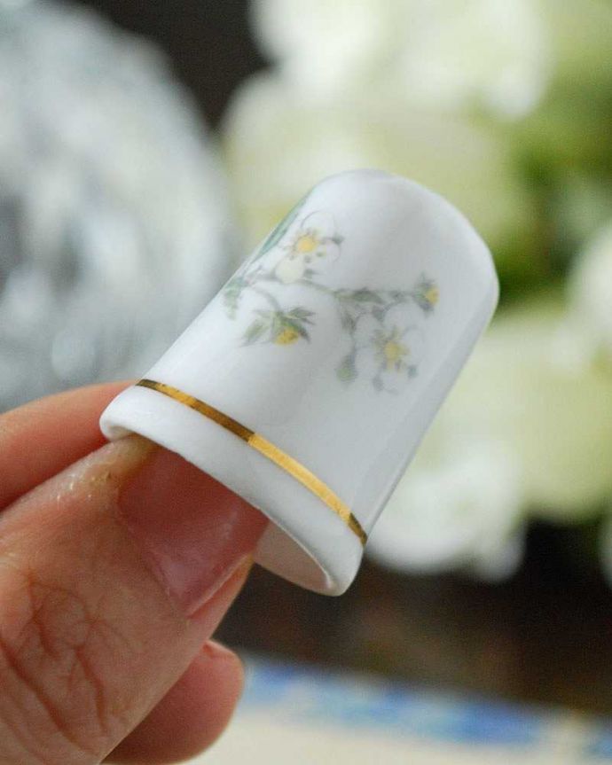 アンティーク 陶磁器の雑貨　アンティーク雑貨　ボーンチャイナのアンティークシンブル(白い花)。コレクションしたくなる可愛らしさコロンと小さいので、並べてコレクションしたくなる気持ちも分かります。(k-2372-z)