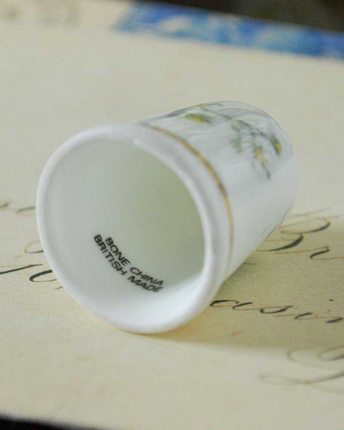 アンティーク 陶磁器の雑貨　アンティーク雑貨　ボーンチャイナのアンティークシンブル(白い花)。キレイなものだけを買い付けていますアンティークは新品ではなので多少のキズ・汚れがある場合がありますが、キレイなものしか買い付けていませんのでご安心下さい。(k-2372-z)