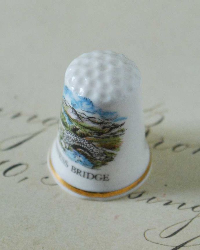 アンティーク 陶磁器の雑貨　アンティーク雑貨　ボーンチャイナのアンティークシンブル(ASHNESS BRIDGE)。女性のためのアンティーク一針一針、縫うために指にはめて使われたシンブル。(k-2373-z)