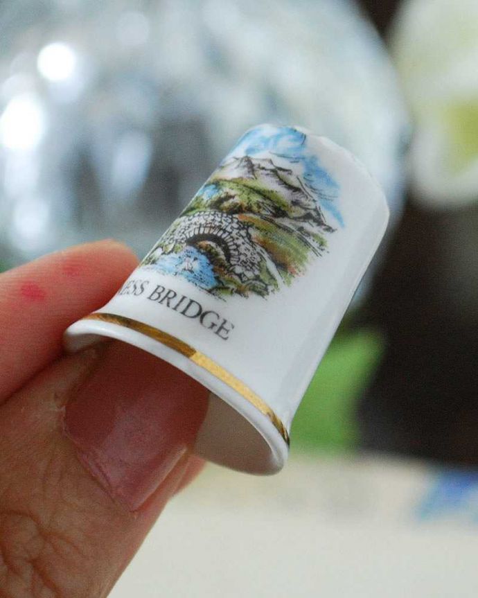 アンティーク 陶磁器の雑貨　アンティーク雑貨　ボーンチャイナのアンティークシンブル(ASHNESS BRIDGE)。コレクションしたくなる可愛らしさコロンと小さいので、並べてコレクションしたくなる気持ちも分かります。(k-2373-z)