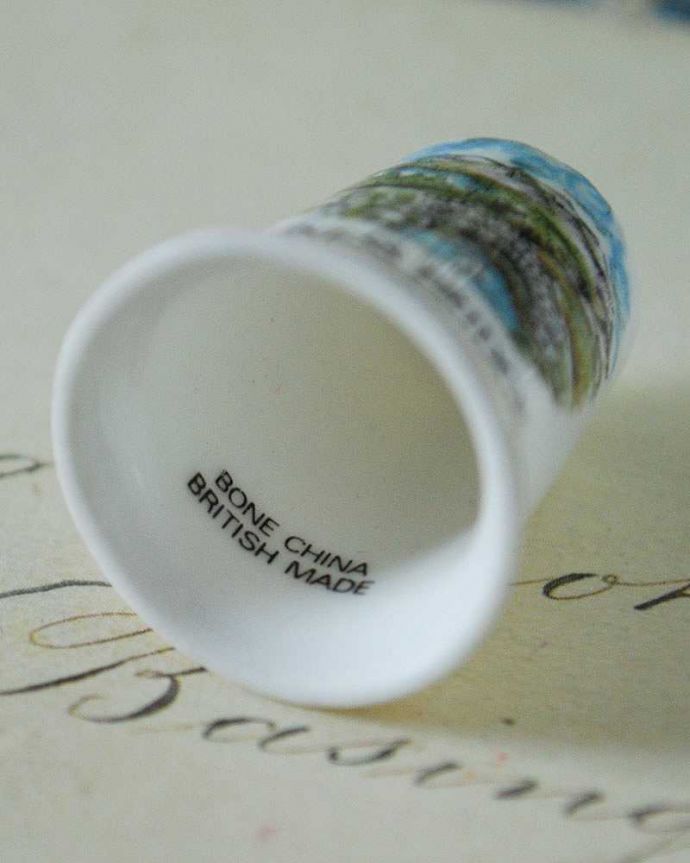 アンティーク 陶磁器の雑貨　アンティーク雑貨　ボーンチャイナのアンティークシンブル(ASHNESS BRIDGE)。キレイなものだけを買い付けていますアンティークは新品ではなので多少のキズ・汚れがある場合がありますが、キレイなものしか買い付けていませんのでご安心下さい。(k-2373-z)
