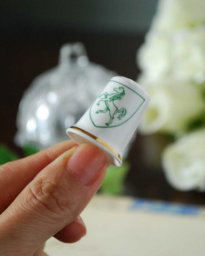 アンティーク 陶磁器の雑貨　アンティーク雑貨　盾モチーフがお洒落なボーンチャイナのアンティークシンブル（グリーン）。コレクションしたくなる可愛らしさコロンと小さいので、並べてコレクションしたくなる気持ちも分かります。(k-2383-z)