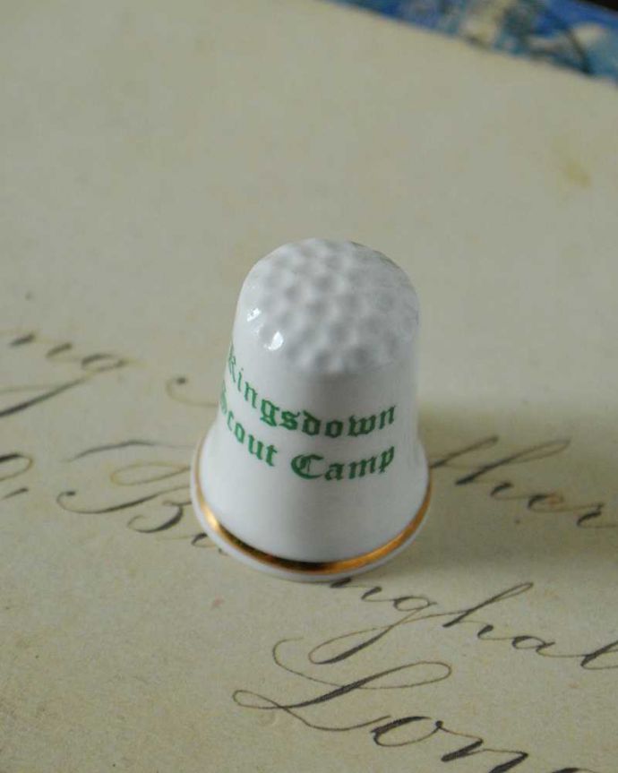 アンティーク 陶磁器の雑貨　アンティーク雑貨　盾モチーフがお洒落なボーンチャイナのアンティークシンブル（グリーン）。キレイなものだけを買い付けていますアンティークは新品ではなので多少のキズ・汚れがある場合がありますが、キレイなものしか買い付けていませんのでご安心下さい。(k-2383-z)