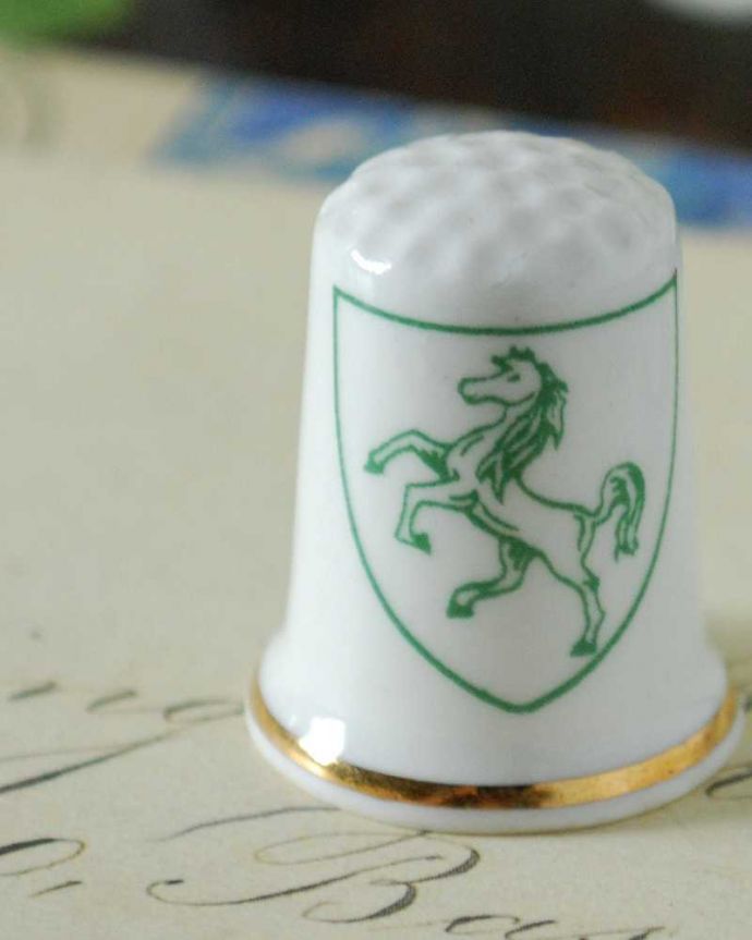 アンティーク 陶磁器の雑貨　アンティーク雑貨　盾モチーフがお洒落なボーンチャイナのアンティークシンブル（グリーン）。女性のためのアンティーク一針一針、縫うために指にはめて使われたシンブル。(k-2383-z)