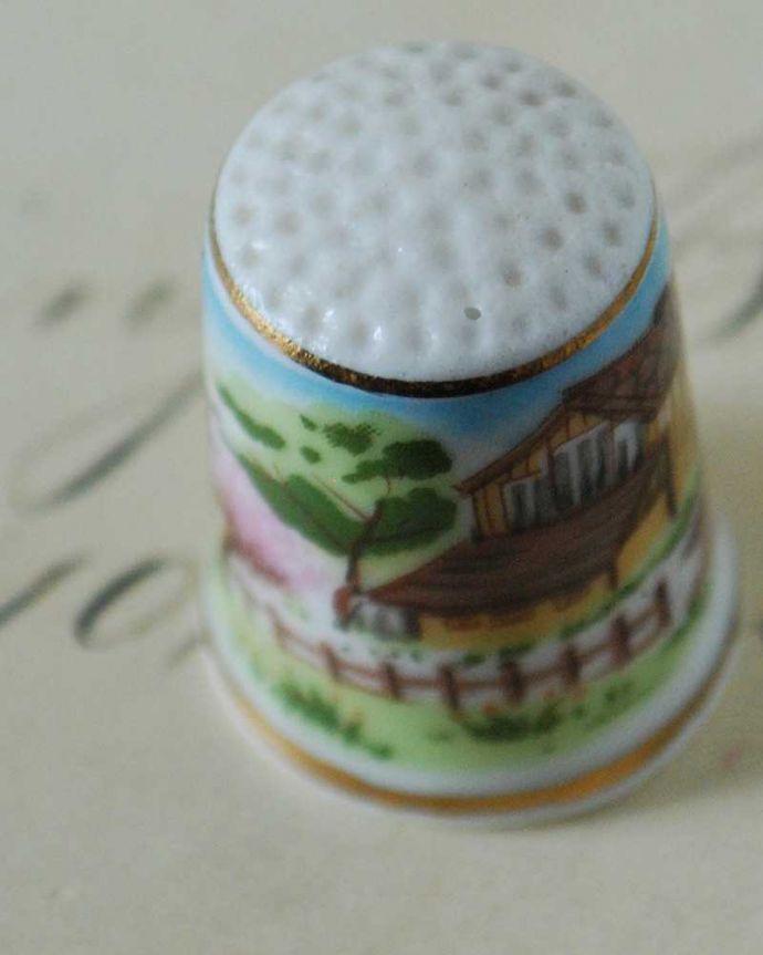 アンティーク 陶磁器の雑貨　アンティーク雑貨　桜がデザインされたイギリスのアンティークシンブル（春の風景）。女性のためのアンティーク一針一針、縫うために指にはめて使われたシンブル。(k-2385-z)