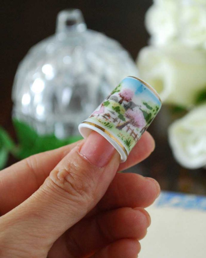 アンティーク 陶磁器の雑貨　アンティーク雑貨　桜がデザインされたイギリスのアンティークシンブル（春の風景）。コレクションしたくなる可愛らしさコロンと小さいので、並べてコレクションしたくなる気持ちも分かります。(k-2385-z)