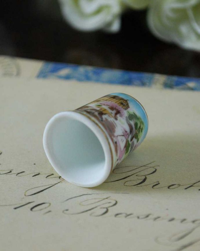 アンティーク 陶磁器の雑貨　アンティーク雑貨　桜がデザインされたイギリスのアンティークシンブル（春の風景）。キレイなものだけを買い付けていますアンティークは新品ではなので多少のキズ・汚れがある場合がありますが、キレイなものしか買い付けていませんのでご安心下さい。(k-2385-z)