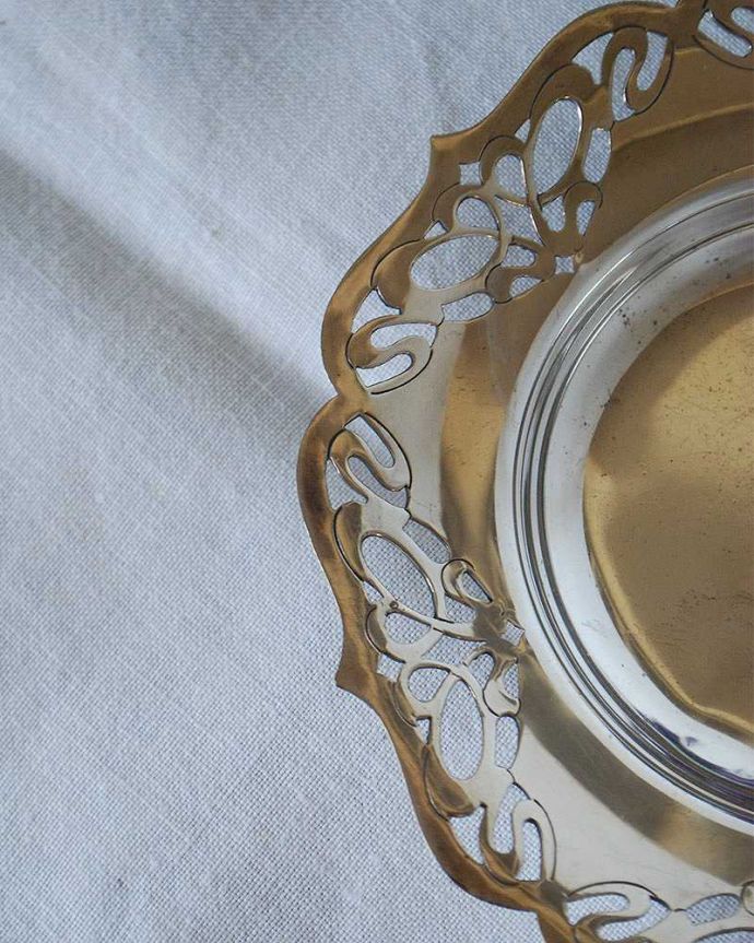 アンティーク 真鍮の雑貨 アンティーク雑貨 レースが施されているかのようなアンティークシルバープレート(トレイ)。繊細で美しい装飾がたっぷり入っています。(k-2390-z)