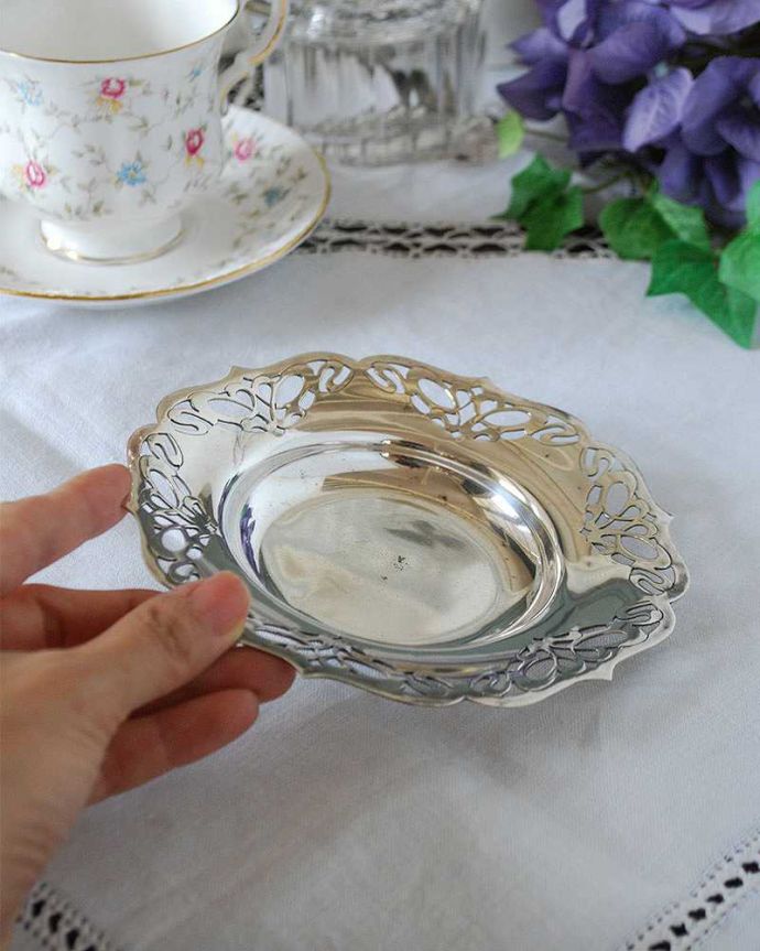 アンティーク 真鍮の雑貨 アンティーク雑貨 レースが施されているかのようなアンティークシルバープレート(トレイ)。置くだけで優雅で特別なテーブルコーディネートが完成です!。(k-2390-z)