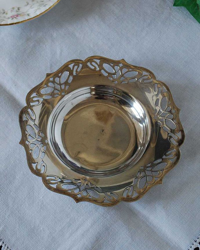 アンティーク 真鍮の雑貨 アンティーク雑貨 レースが施されているかのようなアンティークシルバープレート(トレイ)。アンティークなので多少のキズ・汚れがある場合があります。(k-2390-z)