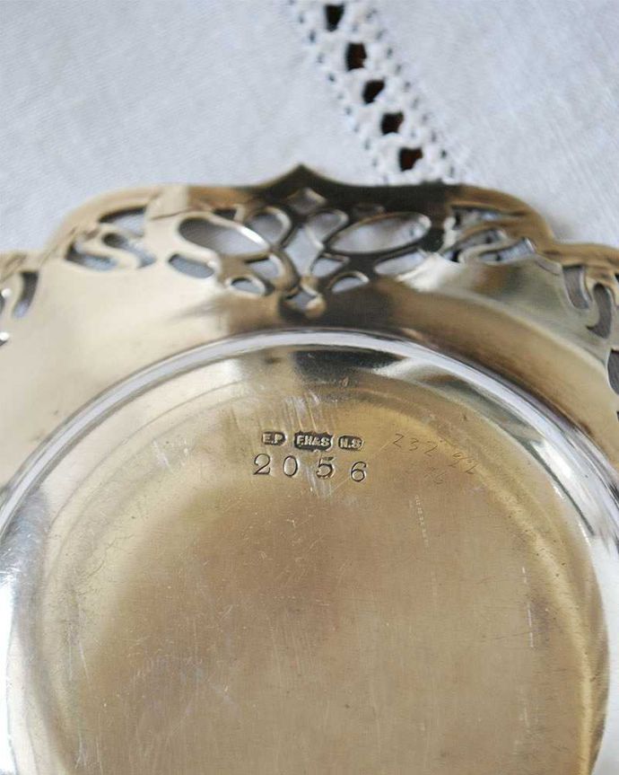 アンティーク 真鍮の雑貨 アンティーク雑貨 レースが施されているかのようなアンティークシルバープレート(トレイ)。刻印されています。(k-2390-z)