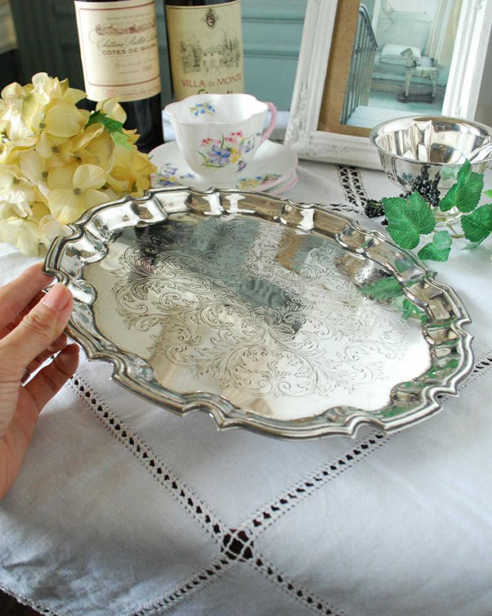 アンティーク シルバー製 アンティーク雑貨 イギリス輸入の銀雑貨、アンティークシルバーのリッチなプレート(トレイ) 。置くだけで優雅で特別なテーブルコーディネートが完成です!。(k-2417-z)