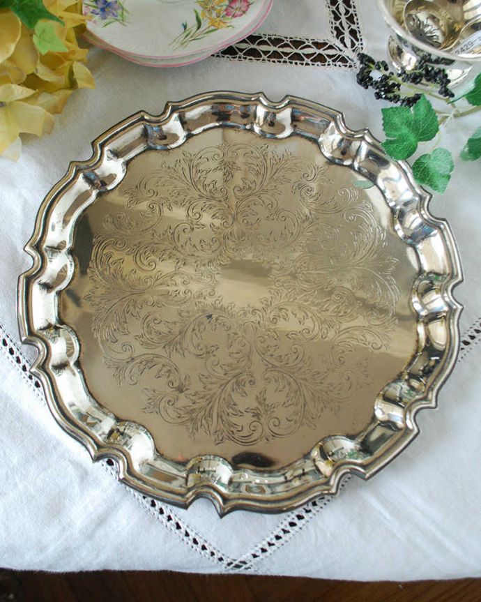 アンティーク シルバー製 アンティーク雑貨 イギリス輸入の銀雑貨、アンティークシルバーのリッチなプレート(トレイ) 。アンティークなので多少のキズ・汚れがある場合があります。(k-2417-z)
