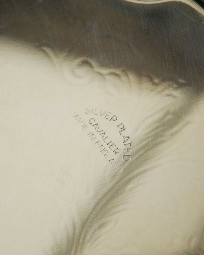 アンティーク シルバー製 アンティーク雑貨 イギリス輸入の銀雑貨、アンティークシルバーのリッチなプレート(トレイ) 。刻印されています。(k-2417-z)