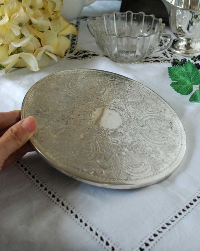 アンティーク 真鍮の雑貨　アンティーク雑貨　英国の銀雑貨、装飾が美しいアンティークシルバーのコースター（大）。置くだけで優雅で特別なテーブルコーディネートが完成です！。(k-2425-z)