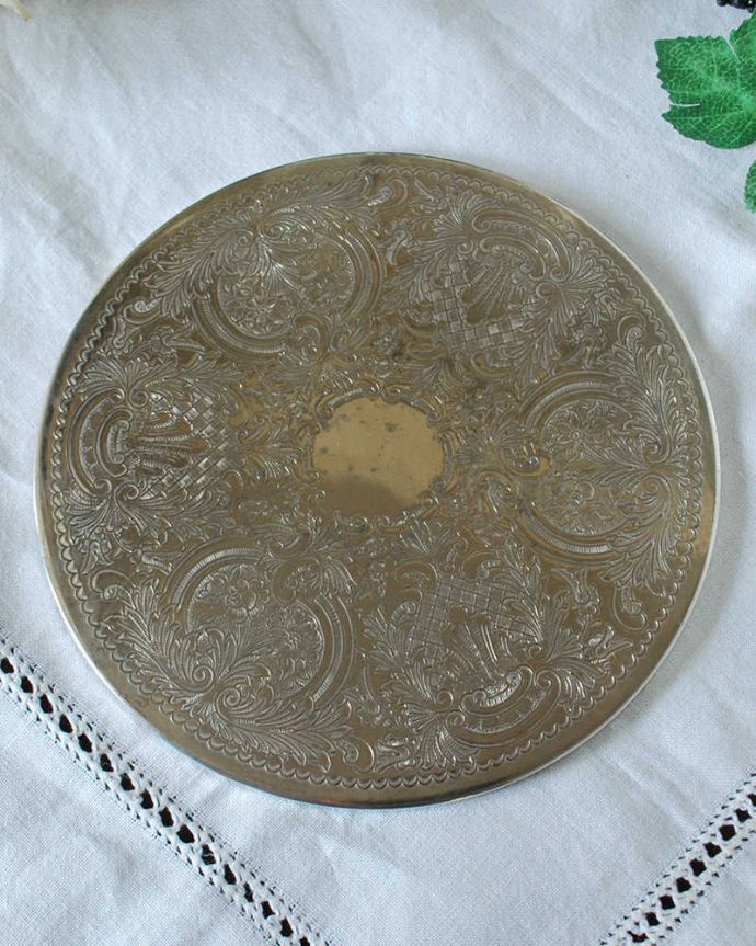 アンティーク 真鍮の雑貨　アンティーク雑貨　英国の銀雑貨、装飾が美しいアンティークシルバーのコースター（大）。アンティークなので多少のキズ・汚れがある場合があります。(k-2425-z)