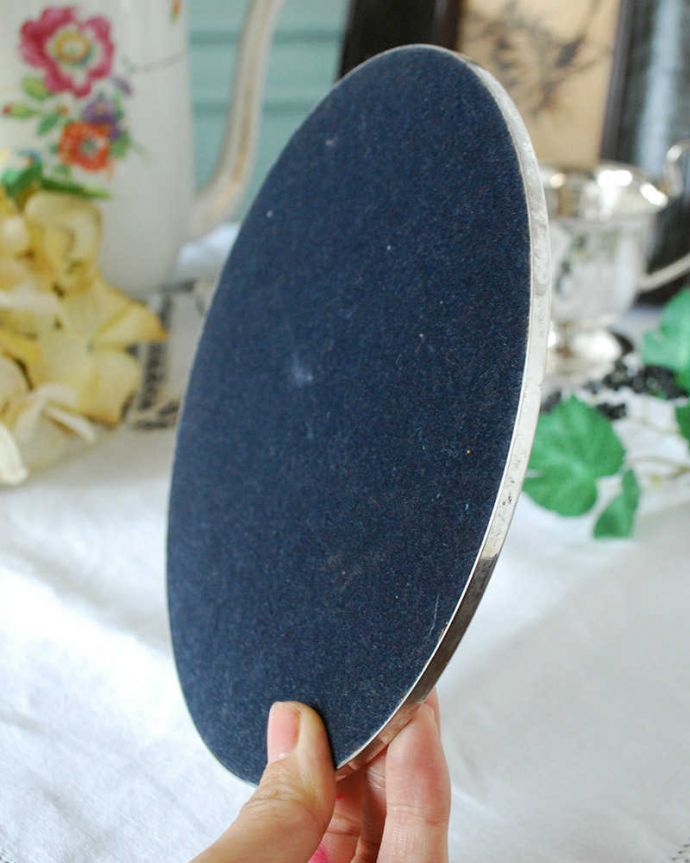 アンティーク 真鍮の雑貨　アンティーク雑貨　英国の銀雑貨、装飾が美しいアンティークシルバーのコースター（大）。裏側はこんな感じです。(k-2425-z)