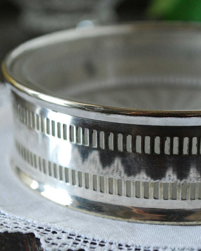 アンティーク 真鍮の雑貨　アンティーク雑貨　英国のテーブルアクセサリ、アンティークシルバーのワインボトルコースター。繊細で美しい装飾がたっぷり入っています。(k-2432-z)