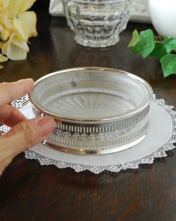 アンティーク 真鍮の雑貨　アンティーク雑貨　英国のテーブルアクセサリ、アンティークシルバーのワインボトルコースター。置くだけで優雅で特別なテーブルコーディネートが完成です！。(k-2432-z)