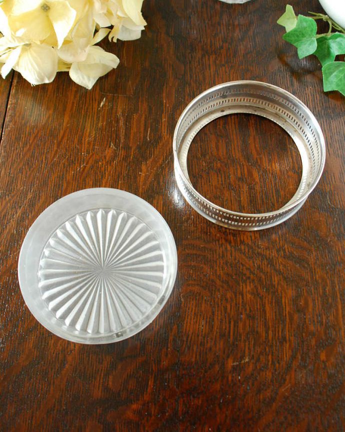 アンティーク 真鍮の雑貨　アンティーク雑貨　英国のテーブルアクセサリ、アンティークシルバーのワインボトルコースター。アンティークなので多少のキズ・汚れがある場合があります。(k-2432-z)