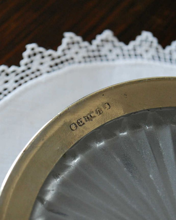 アンティーク 真鍮の雑貨　アンティーク雑貨　英国のテーブルアクセサリ、アンティークシルバーのワインボトルコースター。刻印されています。(k-2432-z)