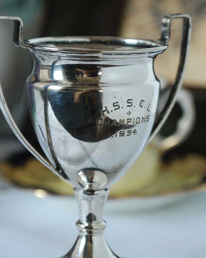 アンティーク 真鍮の雑貨　アンティーク雑貨　イギリスのアンティーク雑貨、お洒落なディスプレイになるアンティークシルバーのレプリカトロフィ。本物みたいによくできています。(k-2446-z)