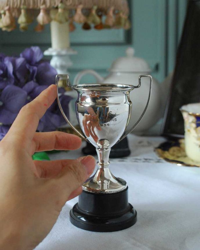 アンティーク 真鍮の雑貨　アンティーク雑貨　イギリスのアンティーク雑貨、お洒落なディスプレイになるアンティークシルバーのレプリカトロフィ。デスクに置いて、ペーパーウェイトのように使ってもいいですね。(k-2446-z)