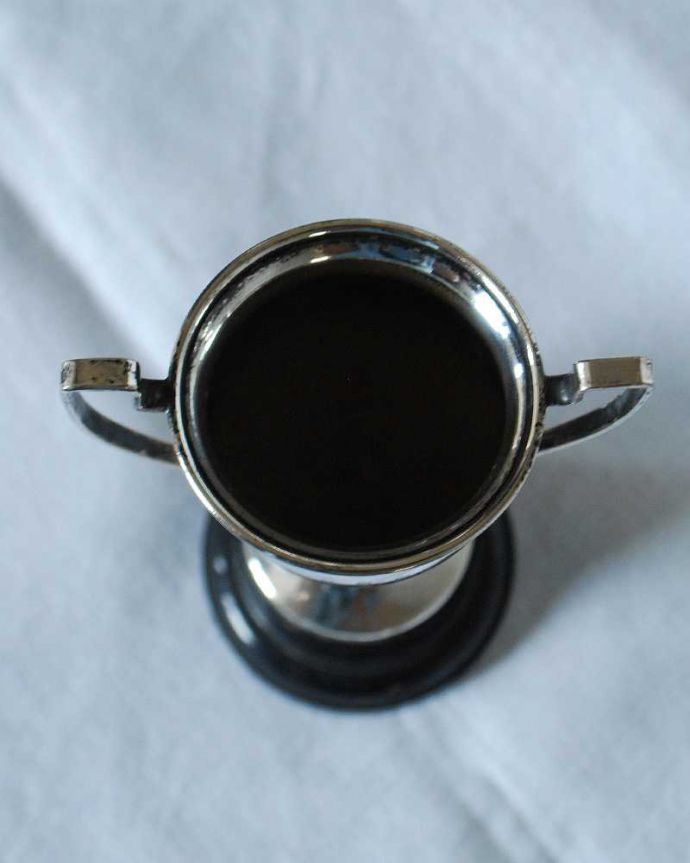 アンティーク 真鍮の雑貨　アンティーク雑貨　イギリスのアンティーク雑貨、お洒落なディスプレイになるアンティークシルバーのレプリカトロフィ。アンティークなので多少のキズ・汚れがある場合があります。(k-2446-z)