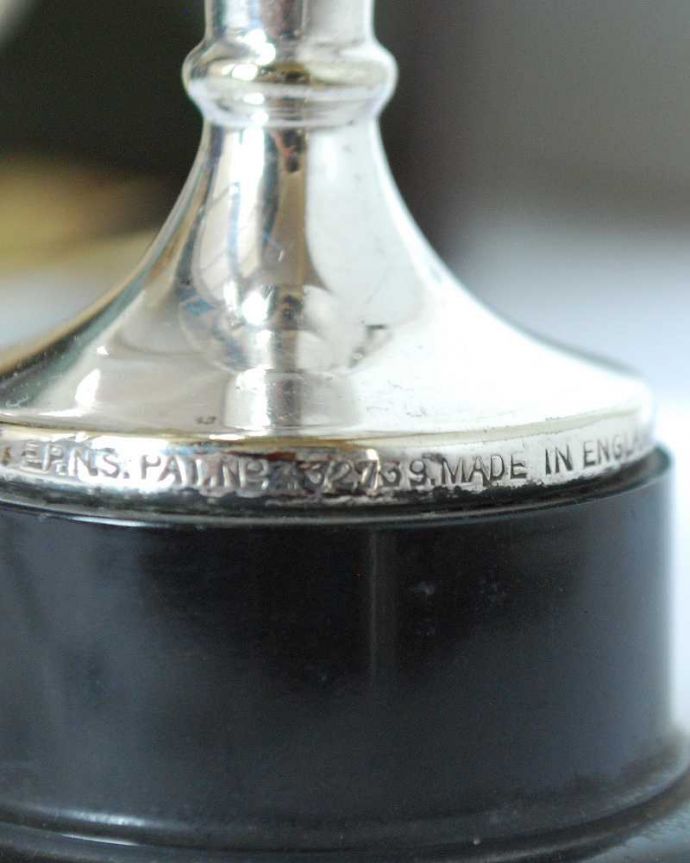 アンティーク 真鍮の雑貨　アンティーク雑貨　イギリスのアンティーク雑貨、お洒落なディスプレイになるアンティークシルバーのレプリカトロフィ。ロゴがプリントされています。(k-2446-z)