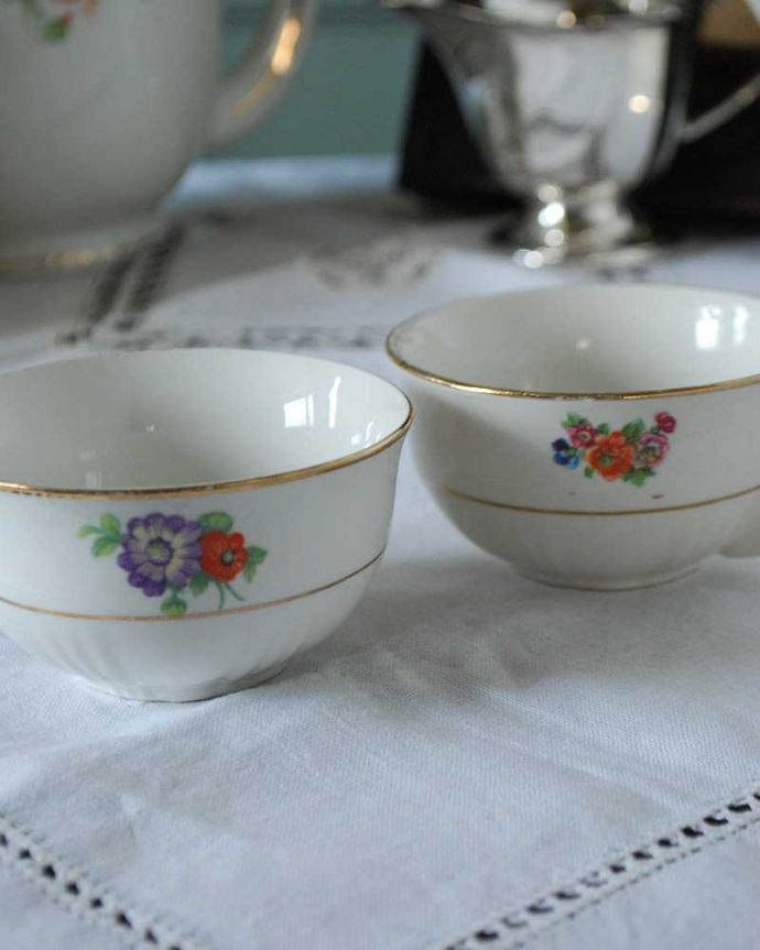 アンティーク 陶磁器の雑貨　アンティーク雑貨　華やかなお花がプリントされた英国輸入のアンティークカップ＆ソーサー（6客セット）。飾って使って楽しむ小さなアンティークアンティークでしか手に入れることが出来ない美しい模様のカップ＆ソーサー。(k-2449-z)