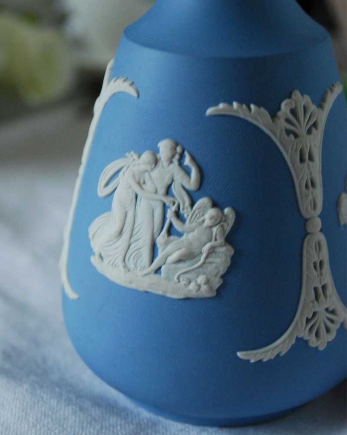 アンティーク 陶磁器の雑貨　アンティーク雑貨　ブルーのアンティークジャスパーウェア、Wedgwoodの１輪挿し（フラワーベース）。ギリシャ神話などをモチーフにした図柄の模様が特徴です。(k-2456-z)