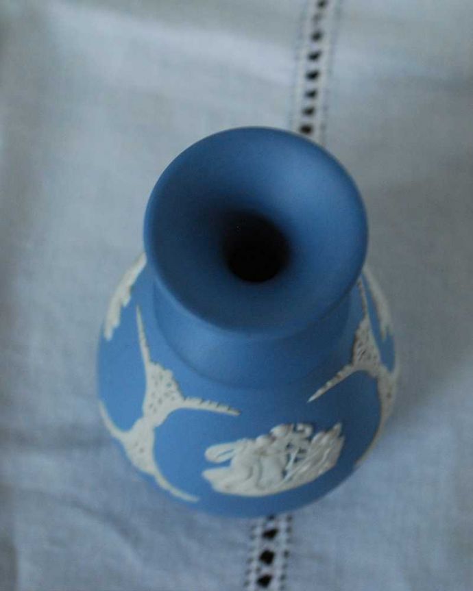 アンティーク 陶磁器の雑貨　アンティーク雑貨　ブルーのアンティークジャスパーウェア、Wedgwoodの１輪挿し（フラワーベース）。使い込むほどに光沢と風合いを増す二度楽しめる逸品です。(k-2456-z)