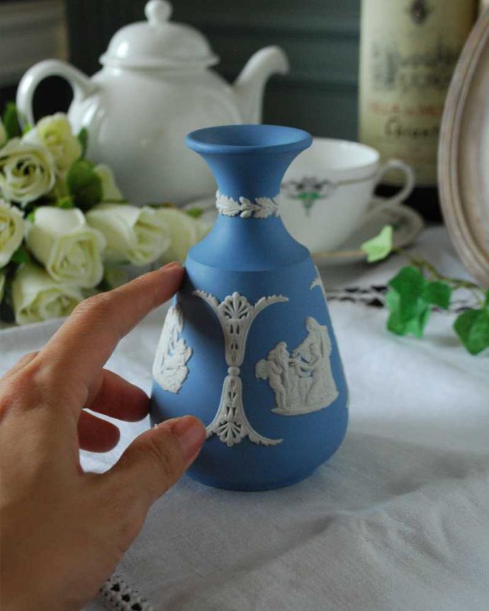 アンティーク 陶磁器の雑貨　アンティーク雑貨　ブルーのアンティークジャスパーウェア、Wedgwoodの１輪挿し（フラワーベース）。アンティークのため、汚れ・傷がある場合がありますが、使用上問題はありませんので、ご了承下さい。(k-2456-z)