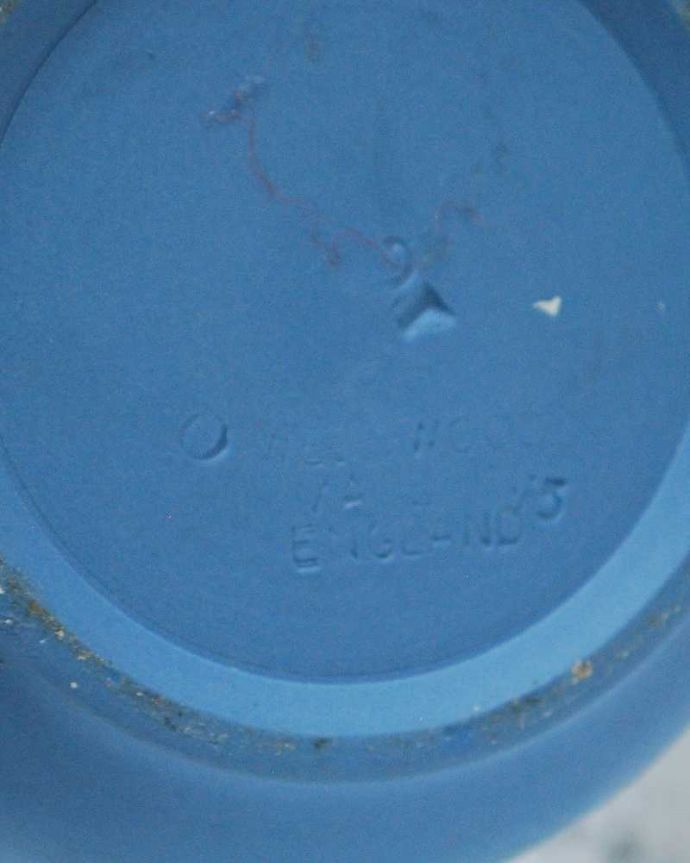 アンティーク 陶磁器の雑貨　アンティーク雑貨　ブルーのアンティークジャスパーウェア、Wedgwoodの１輪挿し（フラワーベース）。裏面にはロゴが刻まれています。(k-2456-z)