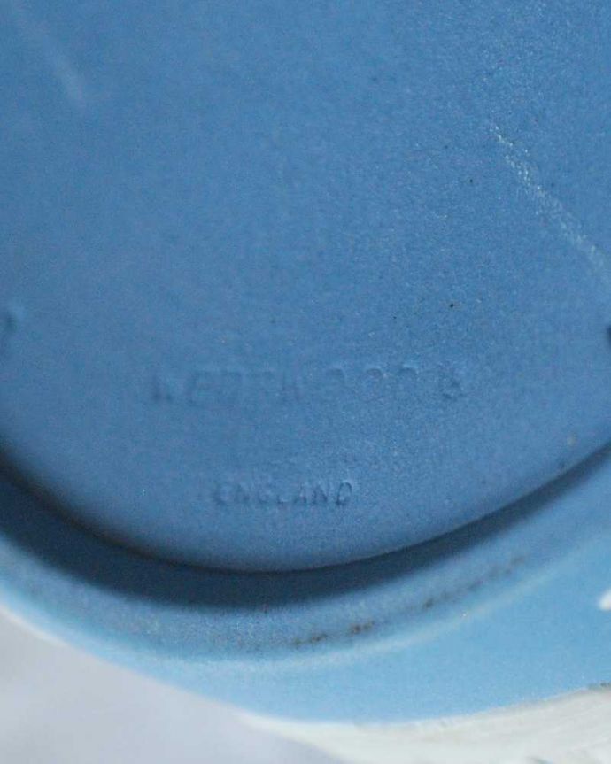 アンティーク 陶磁器の雑貨　アンティーク雑貨　アンティークのジャスパーウェアの蓋つき小物入れ、ペールブルーのウェッジウッド（丸型）。バックスタンプ入りです。(k-2459-z)