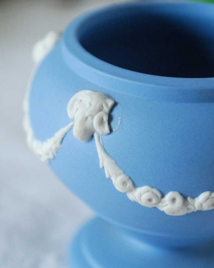 アンティーク 陶磁器の雑貨　アンティーク雑貨　使い込むほどに深い味わいを増すアンティークジャスパーウェアフラワーベース（グラス形　花器）。ギリシャ神話などをモチーフにした図柄の模様が特徴です。(k-2465-z)