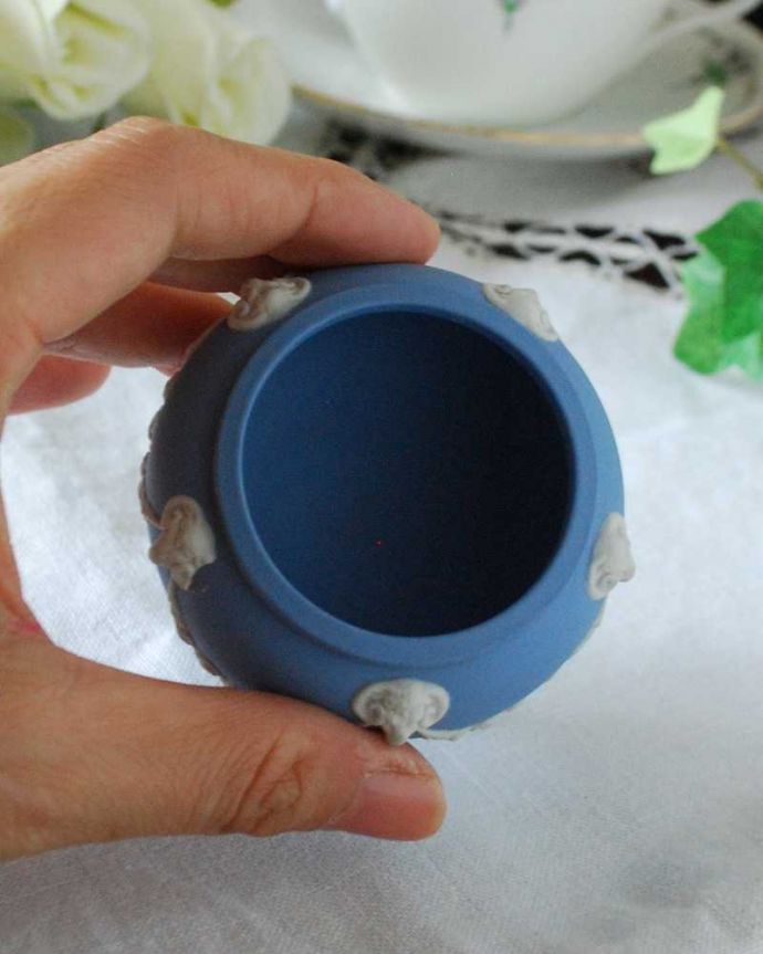 アンティーク 陶磁器の雑貨　アンティーク雑貨　使い込むほどに深い味わいを増すアンティークジャスパーウェアフラワーベース（グラス形　花器）。使い込むほどに光沢と風合いを増す二度楽しめる逸品です。(k-2465-z)