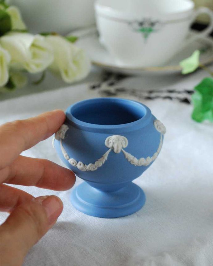 アンティーク 陶磁器の雑貨　アンティーク雑貨　使い込むほどに深い味わいを増すアンティークジャスパーウェアフラワーベース（グラス形　花器）。アンティークのため、汚れ・傷がある場合がありますが、使用上問題はありませんので、ご了承下さい。(k-2465-z)