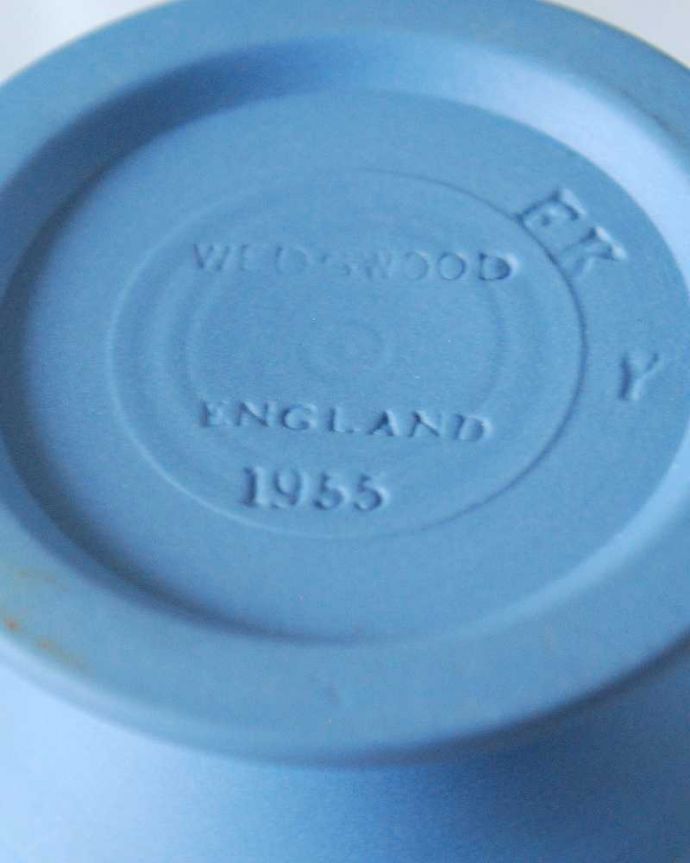 アンティーク 陶磁器の雑貨　アンティーク雑貨　使い込むほどに深い味わいを増すアンティークジャスパーウェアフラワーベース（グラス形　花器）。裏面にはロゴが刻まれています。(k-2465-z)