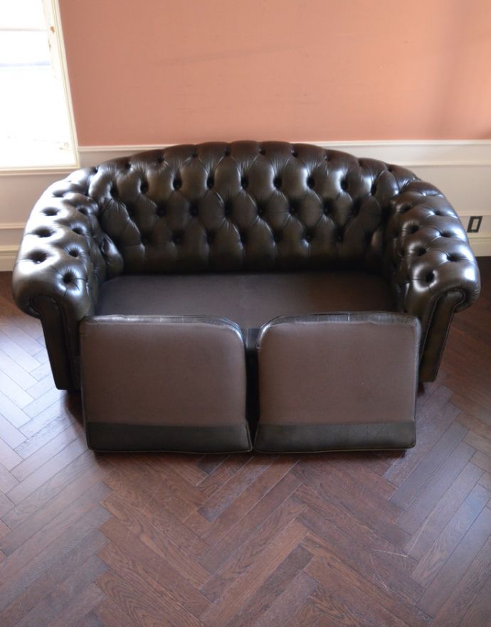 イギリスから届いたアンティークソファ、革張りの鋲留めソファ(k-288-c