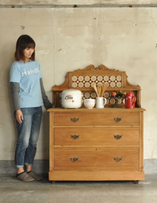 カスタード色のアーコール アンティーク家具 キレイな木肌のアンティーク家具、可愛いタイル付きのウォッシュスタンド(チェスト)。可愛くって使い勝手がいいと大人気のパイン材のチェスト・・・みたいなウォッシュスタンド!(モデルの身長は160cmです)。(k-453-f-1)