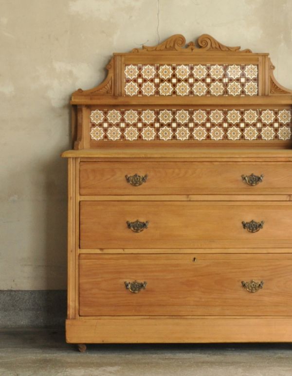 カスタード色のアーコール アンティーク家具 キレイな木肌のアンティーク家具、可愛いタイル付きのウォッシュスタンド(チェスト)。見せるインテリアとして代わるものがない位、素敵です。(k-453-f-1)