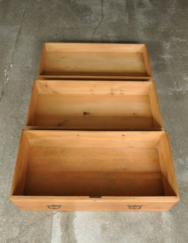 カスタード色のアーコール アンティーク家具 キレイな木肌のアンティーク家具、可愛いタイル付きのウォッシュスタンド(チェスト)。引き出しの内側もキレイな状態なので何でも入れられます。(k-453-f-1)