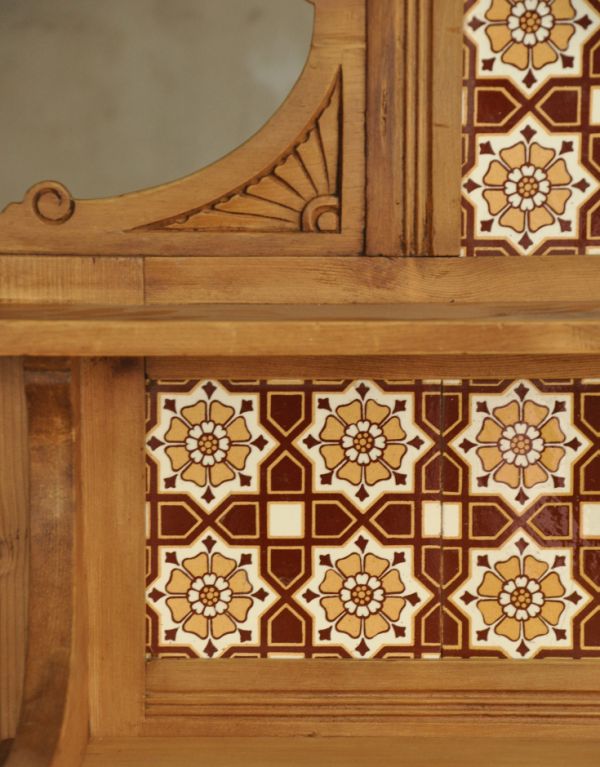 カスタード色のアーコール アンティーク家具 キレイな木肌のアンティーク家具、可愛いタイル付きのウォッシュスタンド(チェスト)。茶色のお花タイルです。(k-453-f-1)