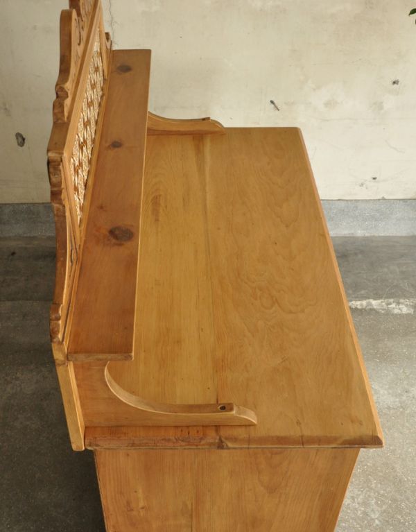 カスタード色のアーコール アンティーク家具 キレイな木肌のアンティーク家具、可愛いタイル付きのウォッシュスタンド(チェスト)。天板もキレイに仕上げてあるので、木目が美しいです。(k-453-f-1)