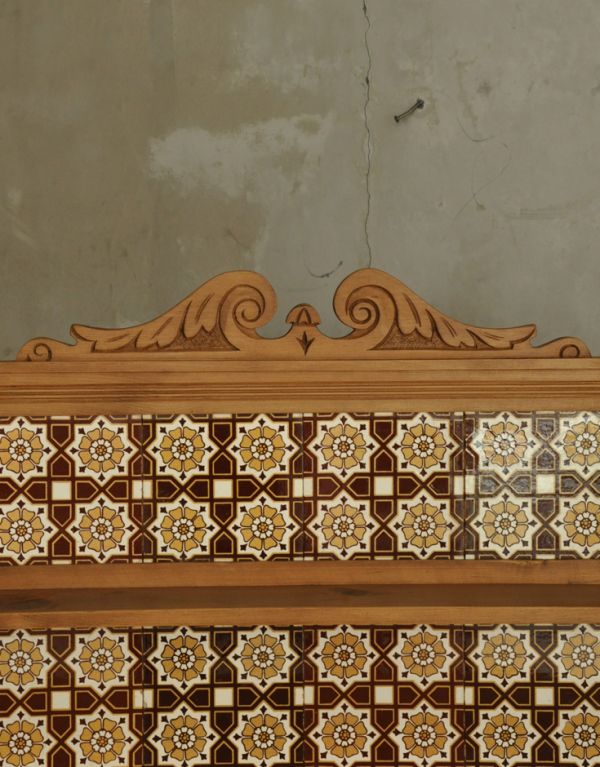 カスタード色のアーコール アンティーク家具 キレイな木肌のアンティーク家具、可愛いタイル付きのウォッシュスタンド(チェスト)。可愛い雑貨やお花などをディスプレイしてみてください。(k-453-f-1)