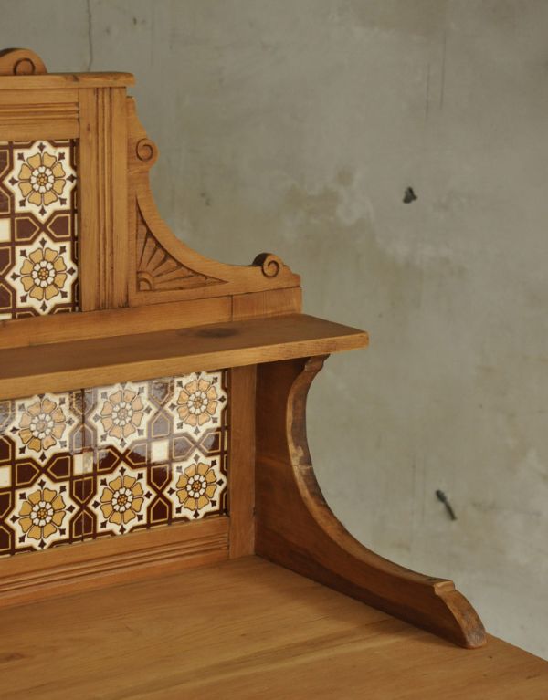 カスタード色のアーコール アンティーク家具 キレイな木肌のアンティーク家具、可愛いタイル付きのウォッシュスタンド(チェスト)。美しいタイルがついてとってもお得な気分。(k-453-f-1)