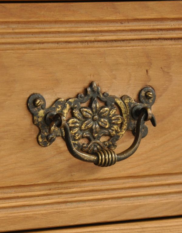 カスタード色のアーコール アンティーク家具 キレイな木肌のアンティーク家具、可愛いタイル付きのウォッシュスタンド(チェスト)。風合いがいい感じの取っ手です。(k-453-f-1)