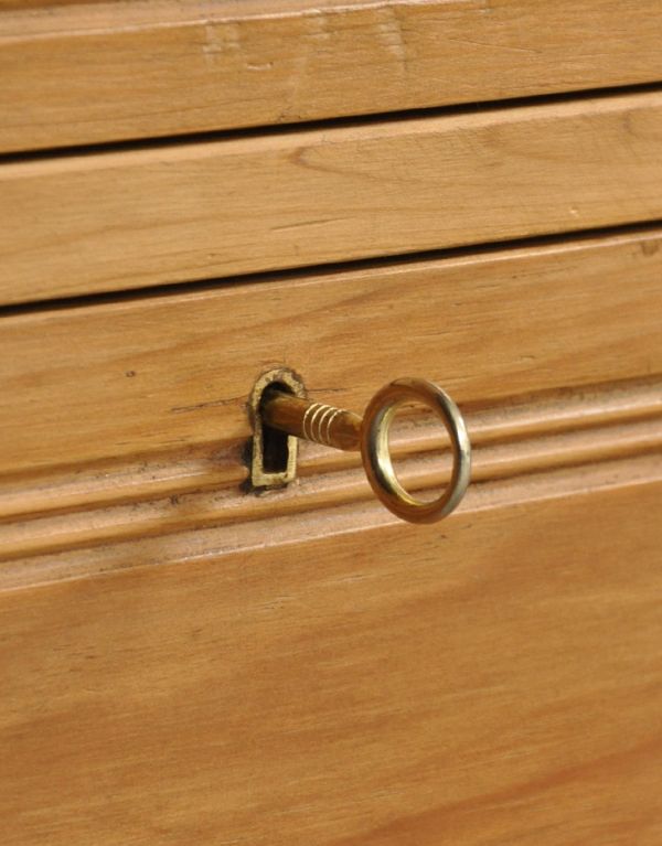 カスタード色のアーコール アンティーク家具 キレイな木肌のアンティーク家具、可愛いタイル付きのウォッシュスタンド(チェスト)。アンティークの鍵が付いています。(k-453-f-1)